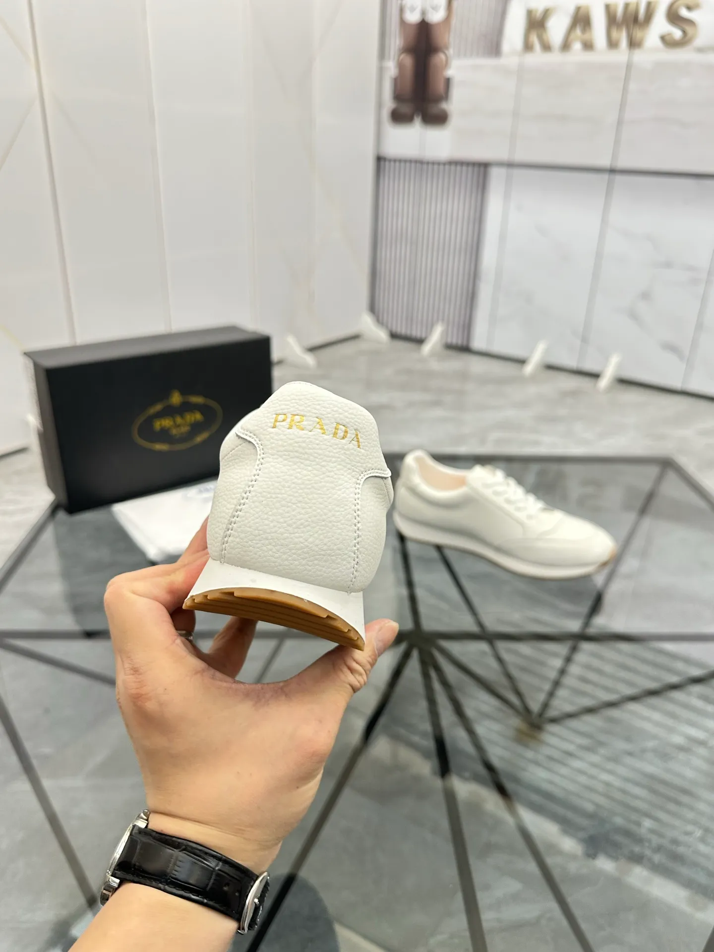 Men's shoes: 💰P420¥ Product trademark: Prada *"Prada*" low-top casual shoes Regular size: 38-44 (can be customized to 45) Product materials: imported cowhide upper, sheepskin lining, original outsole. Number: 020